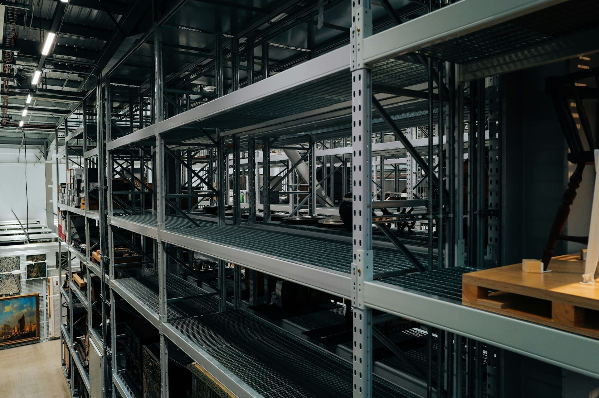 Entrepôt logistique avec rayonnages de stockage professionnel